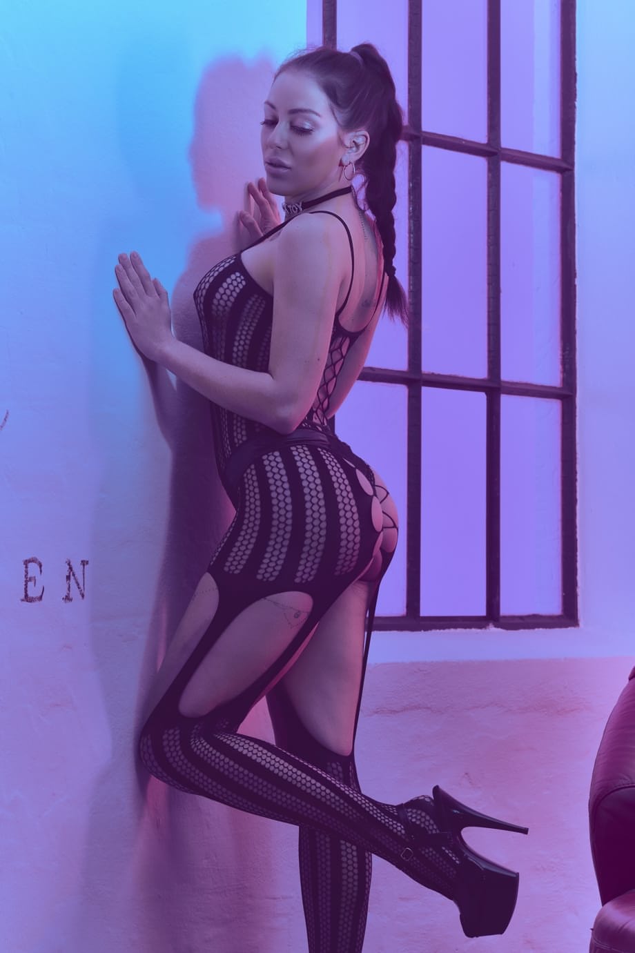 Alia Star se fait serrer violemment les gros seins par son étalon excité - 14