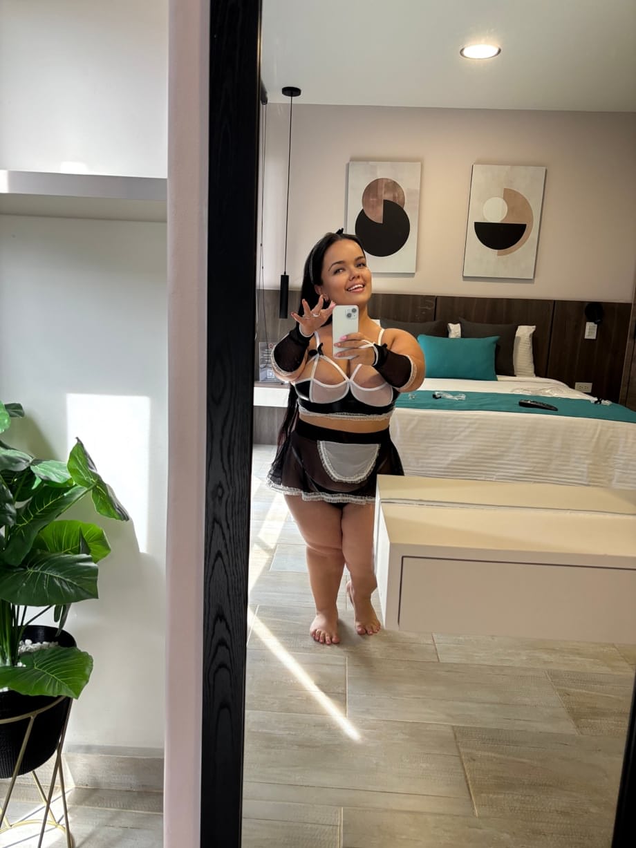 Julieta, la ravissante naine, se déshabille de manière sensuelle dans son uniforme ultra-sexy, en solo - 7