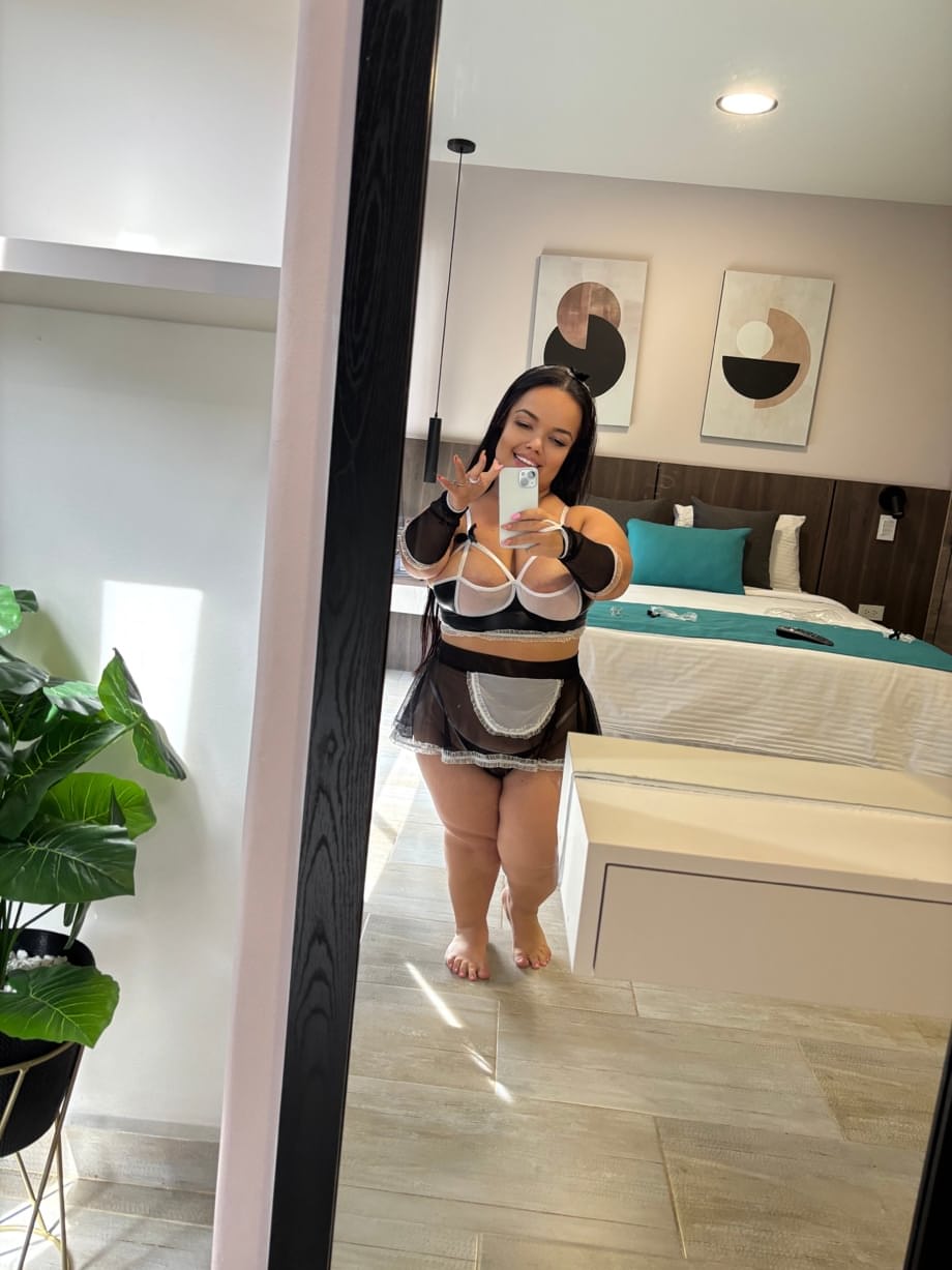 Julieta, la ravissante naine, se déshabille de manière sensuelle dans son uniforme ultra-sexy, en solo - 9