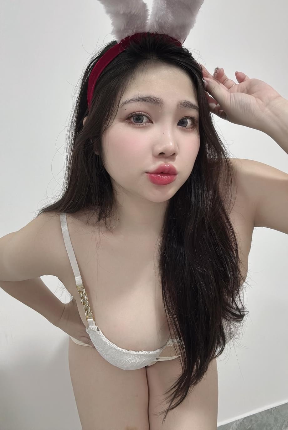 Session de baise hardcore intense de Yumi VIP dans les photos d'une petite coquine exclusive sur OnlyFans - 1