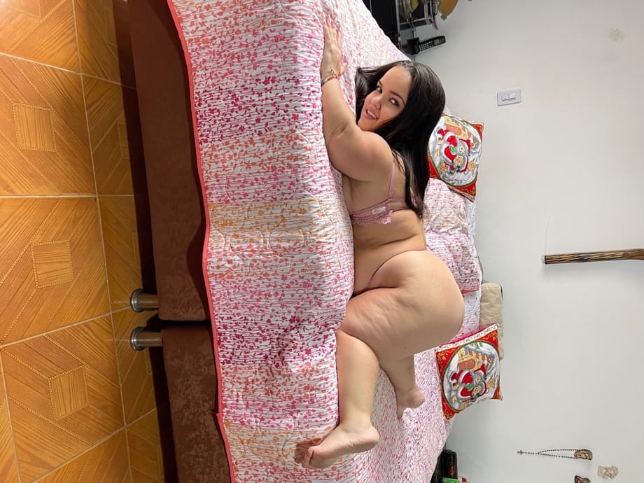 Mini Julieta naine OnlyFans explicite en lingerie rose vif transparente - 8