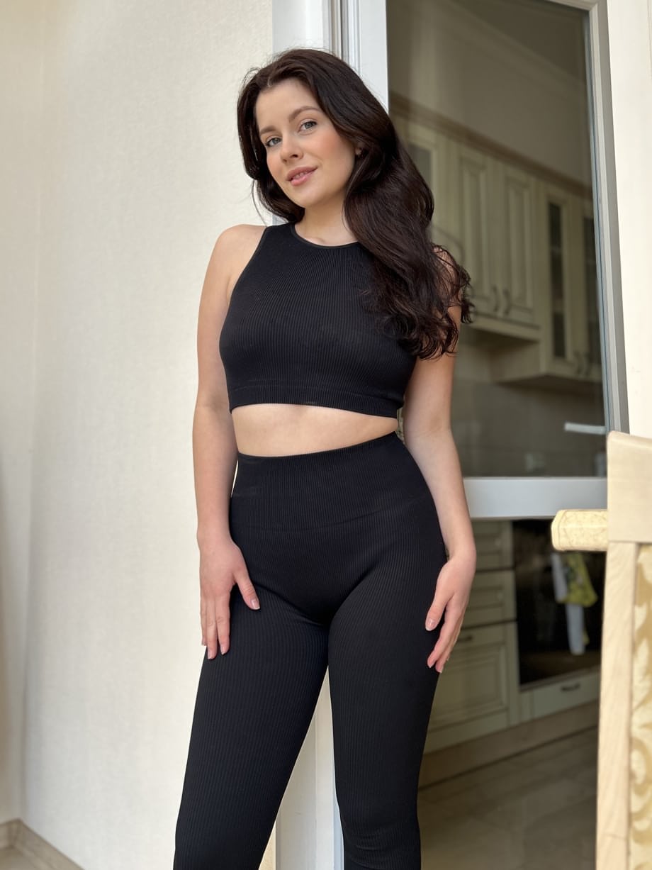 Le bellissime curve da teen di Ashley si svelano in un gioco sensuale solitario non nudo - 3