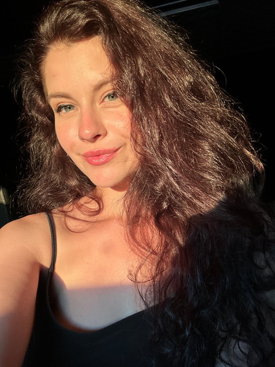Le bellissime curve da teen di Ashley si svelano in un gioco sensuale solitario non nudo - 10