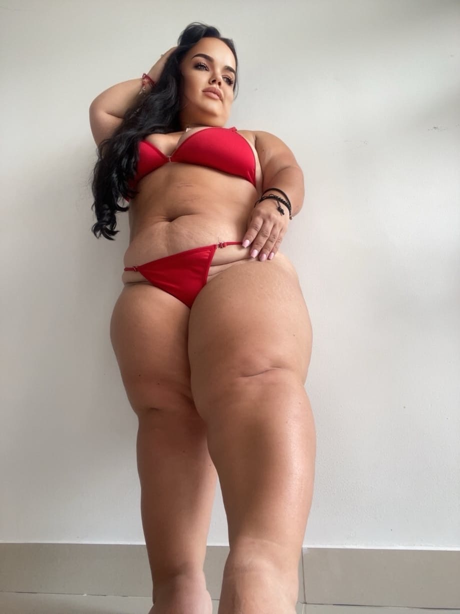 Julieta exhibe ses courbes voluptueuses dans un bikini rouge brûlant tout en prenant des selfies sensuels. - 11
