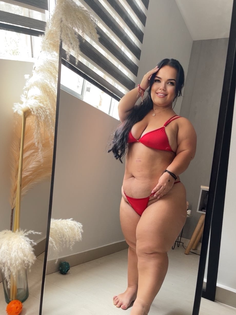 Julieta exhibe ses courbes voluptueuses dans un bikini rouge brûlant tout en prenant des selfies sensuels. - 13
