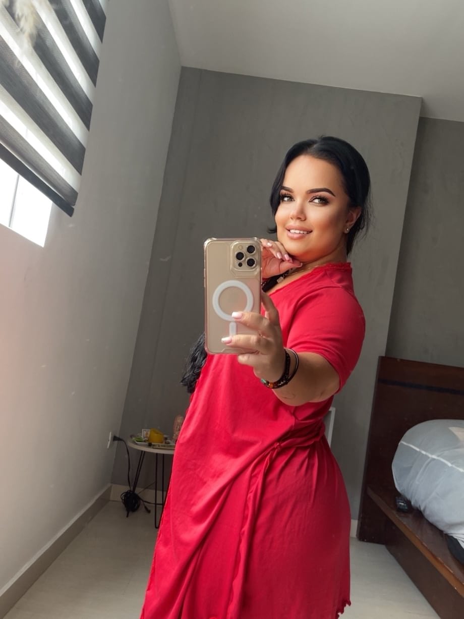 Julieta exhibe ses courbes voluptueuses dans un bikini rouge brûlant tout en prenant des selfies sensuels. - 15