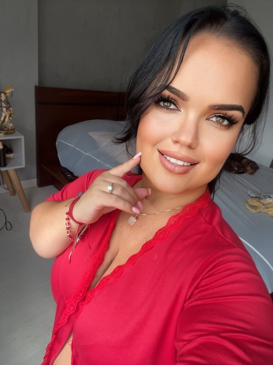 Julieta exhibe ses courbes voluptueuses dans un bikini rouge brûlant tout en prenant des selfies sensuels. - 16