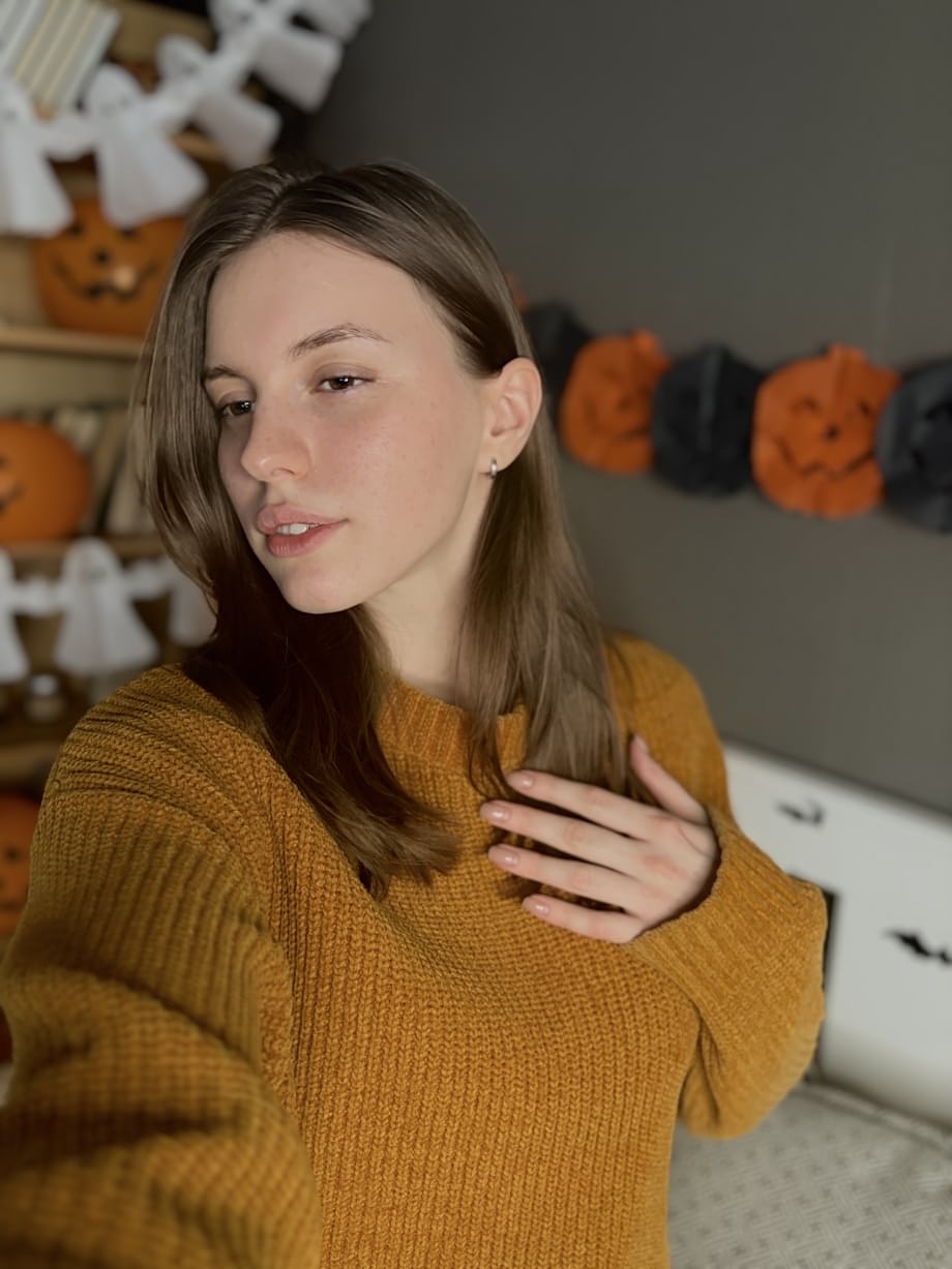 Aliza rivela le sue enormi tette finte, togliendosi il maglione per mostrare seni perfetti - 3