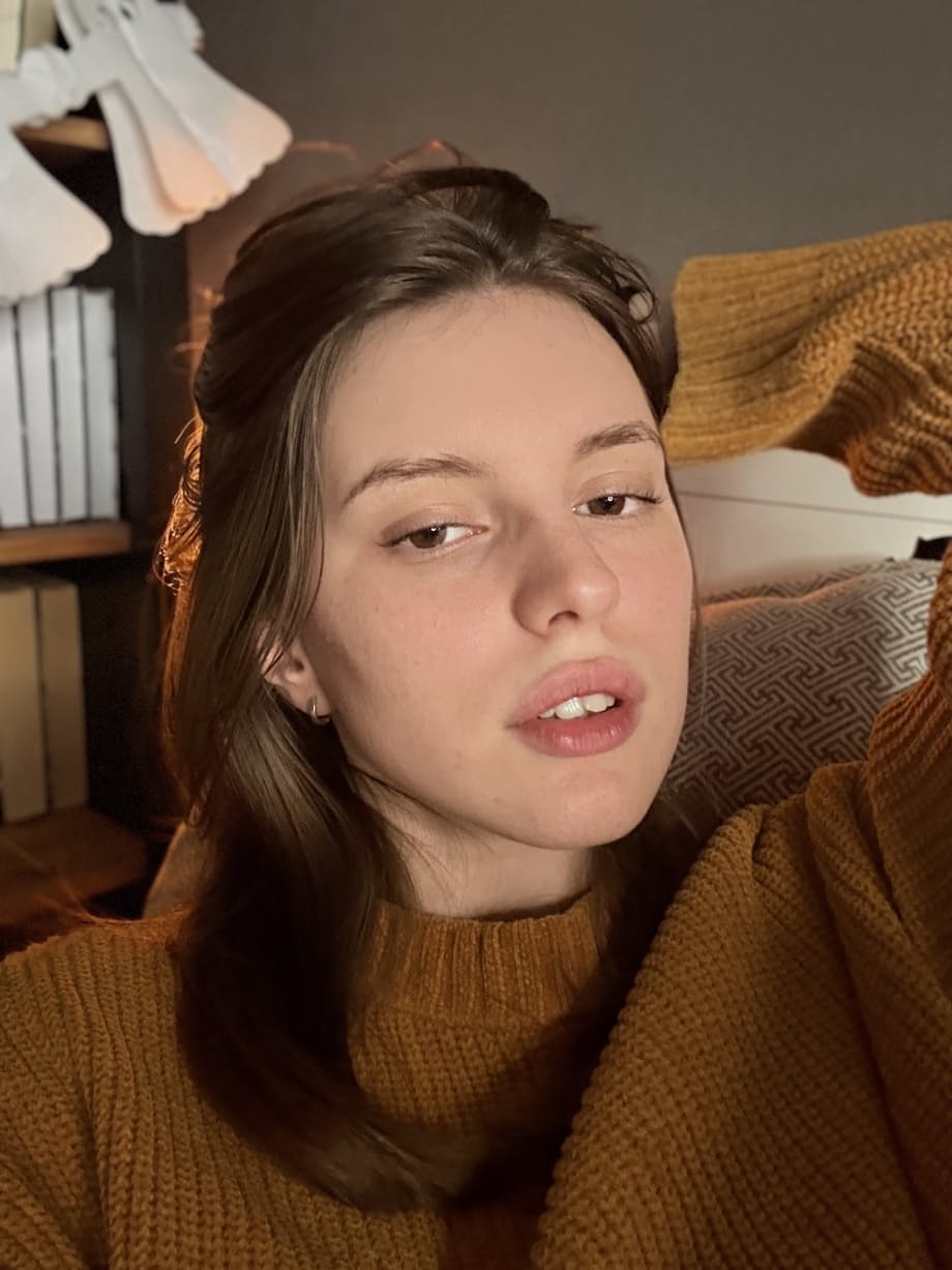 Aliza rivela le sue enormi tette finte, togliendosi il maglione per mostrare seni perfetti - 4