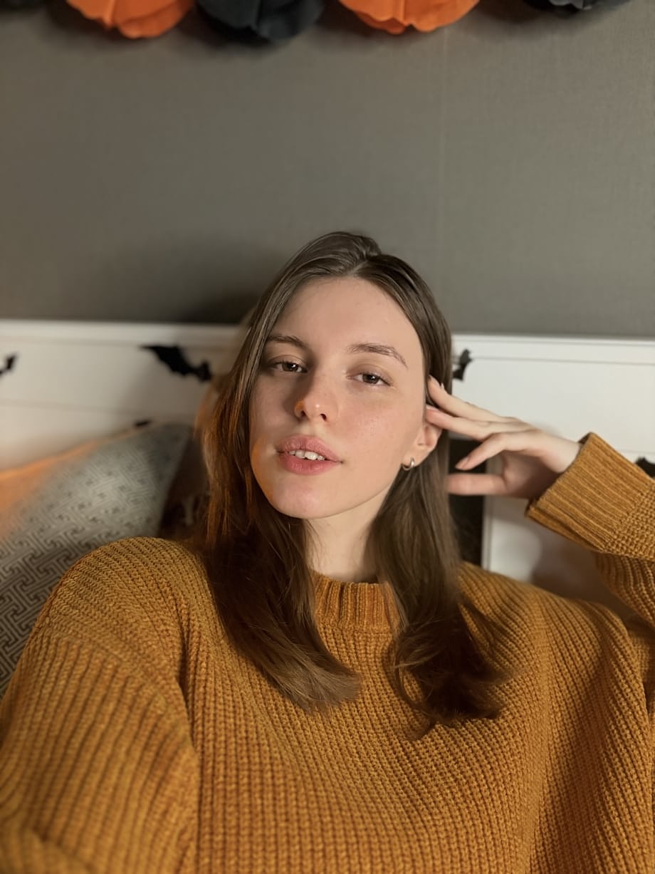 Aliza rivela le sue enormi tette finte, togliendosi il maglione per mostrare seni perfetti - 5