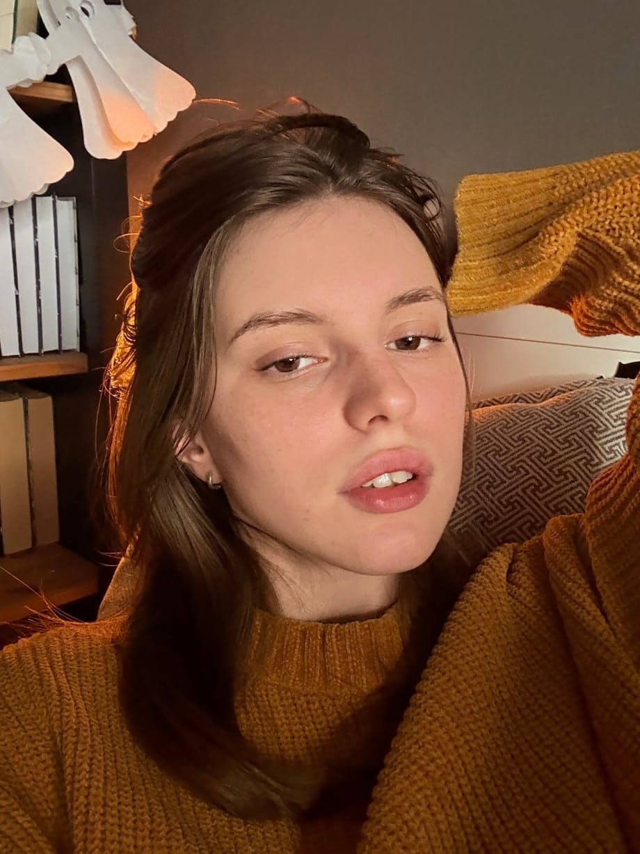 Aliza rivela le sue enormi tette finte, togliendosi il maglione per mostrare seni perfetti - 6