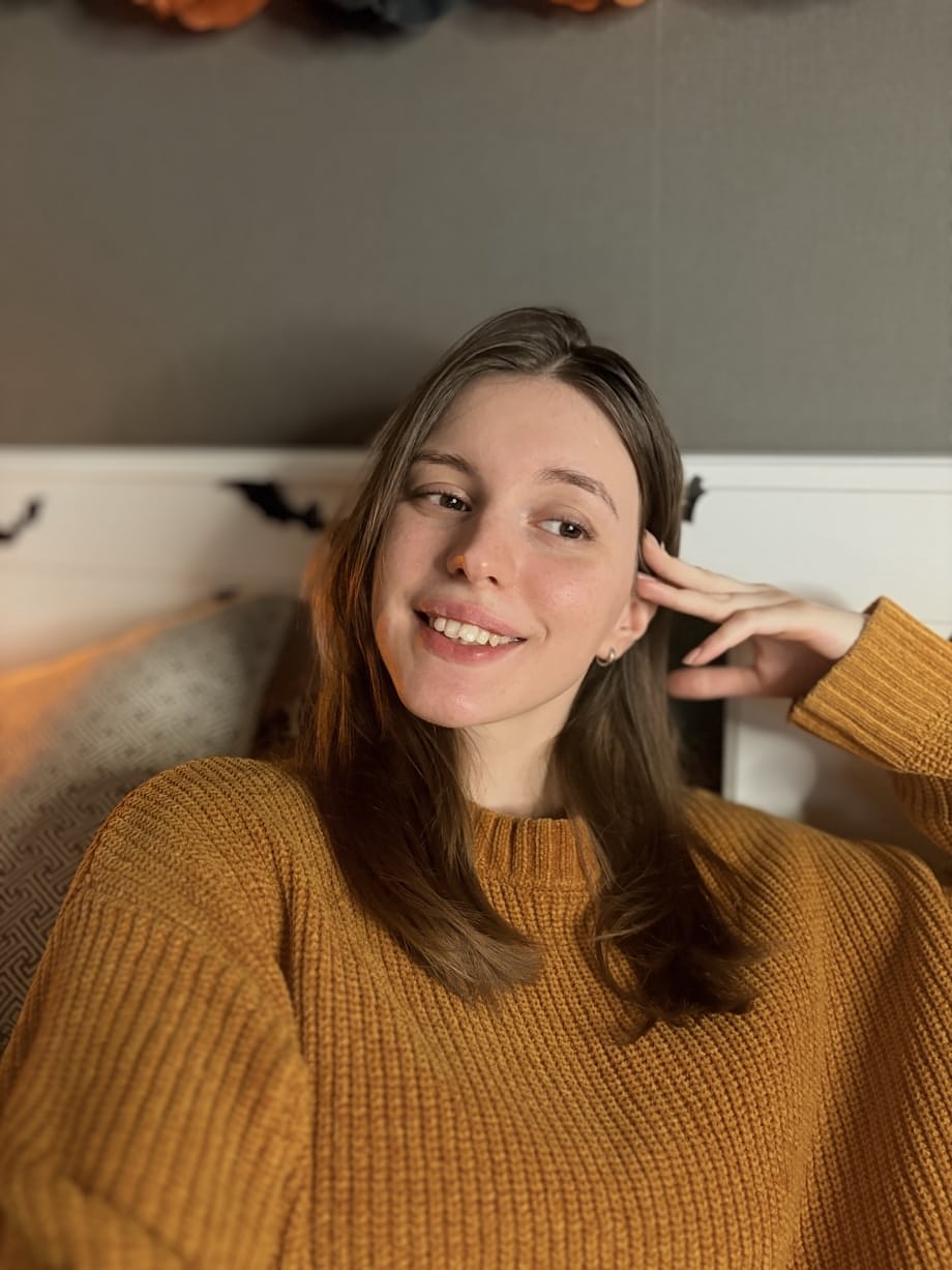 Aliza rivela le sue enormi tette finte, togliendosi il maglione per mostrare seni perfetti - 7