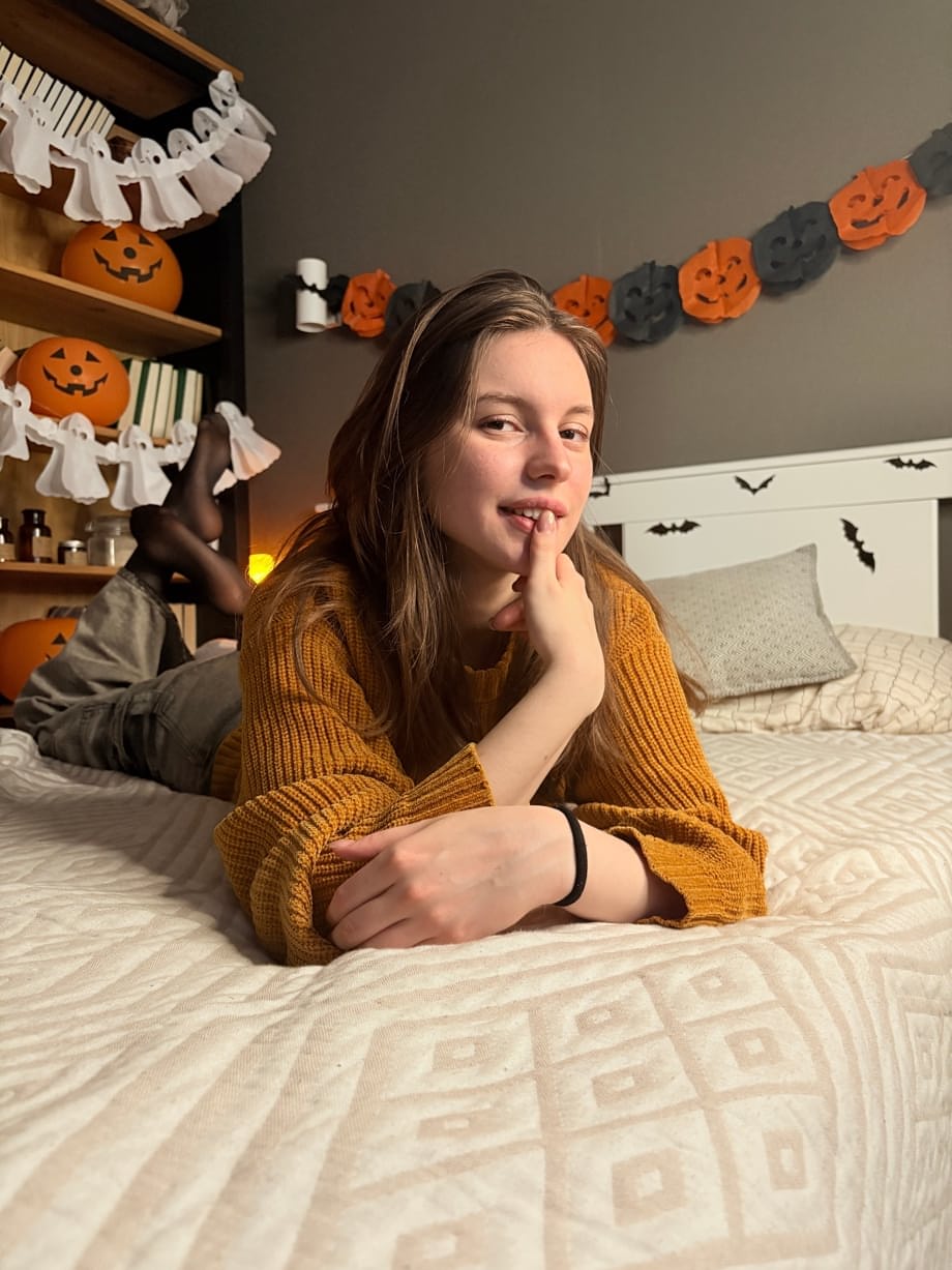 Aliza rivela le sue enormi tette finte, togliendosi il maglione per mostrare seni perfetti - 10