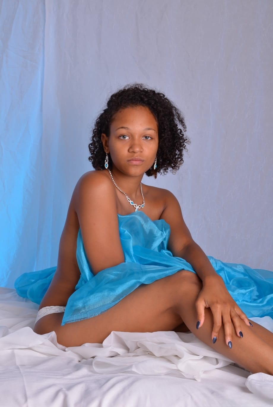 Le prime foto del debutto porno di Kat mostrano la sensualità dei suoi peli pubici mentre posa nuda - 1