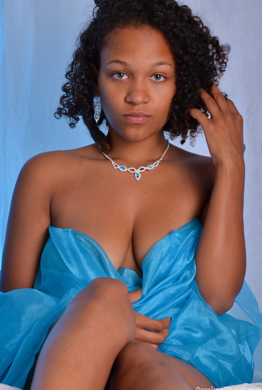 Le prime foto del debutto porno di Kat mostrano la sensualità dei suoi peli pubici mentre posa nuda - 10