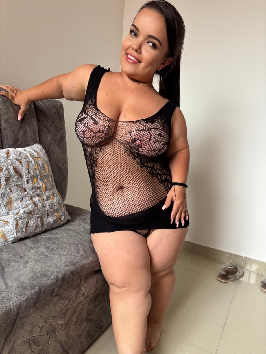 Julieta taquine dans une lingerie transparente avec un jeu coquin en solo latina - 4