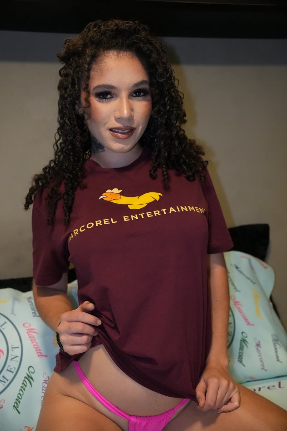 Bruna Santos libère sa chevelure bouclée dans un plaisir hardcore interracial torride - 12