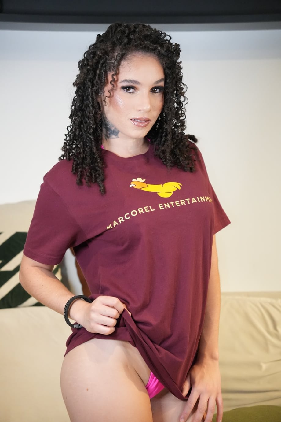 Bruna Santos libère sa chevelure bouclée dans un plaisir hardcore interracial torride - 13