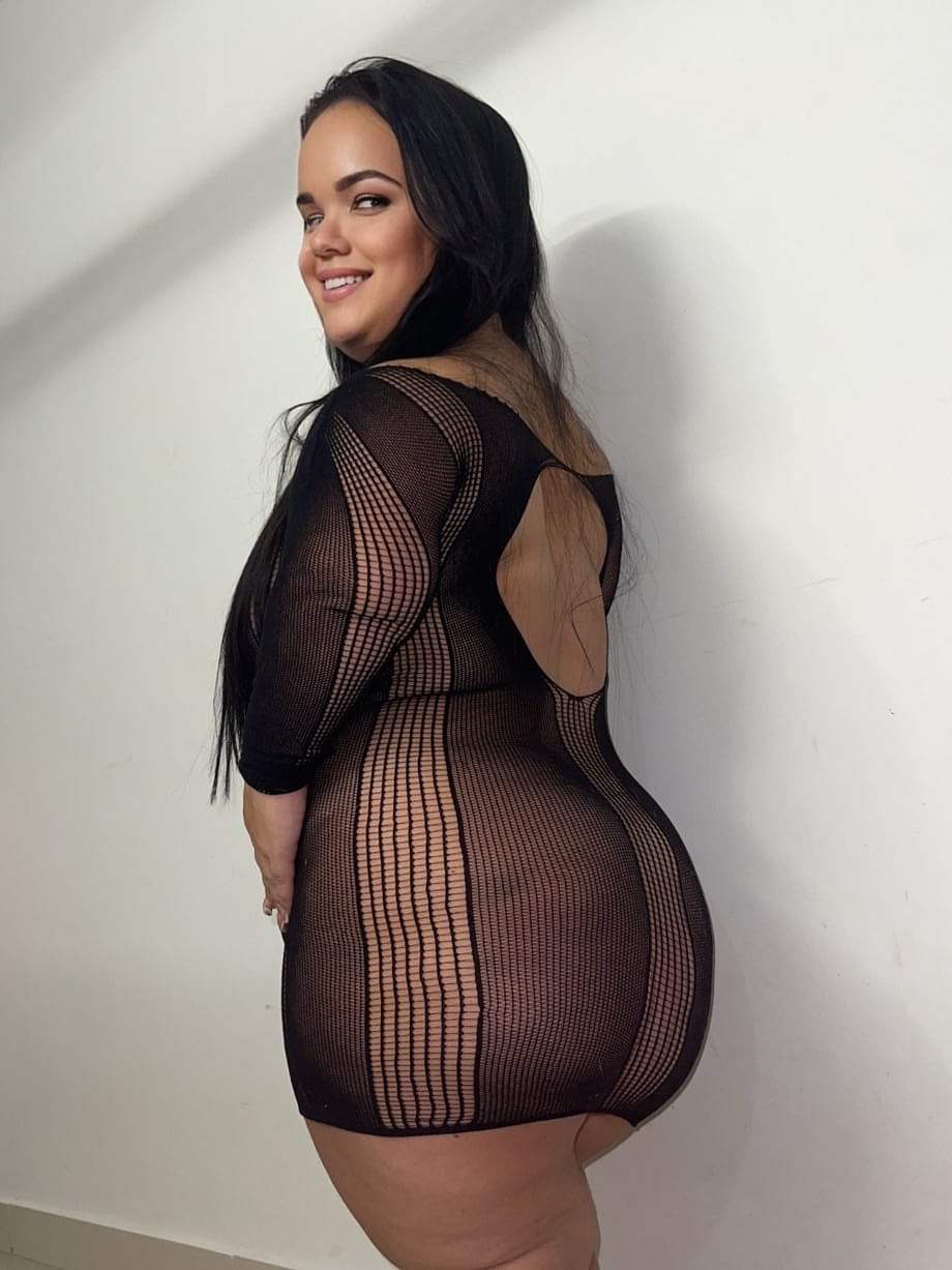 Julieta détrempe ses courbes juteuses dans une lingerie diaphane trempée pendant un strip-tease sous la douche - 8