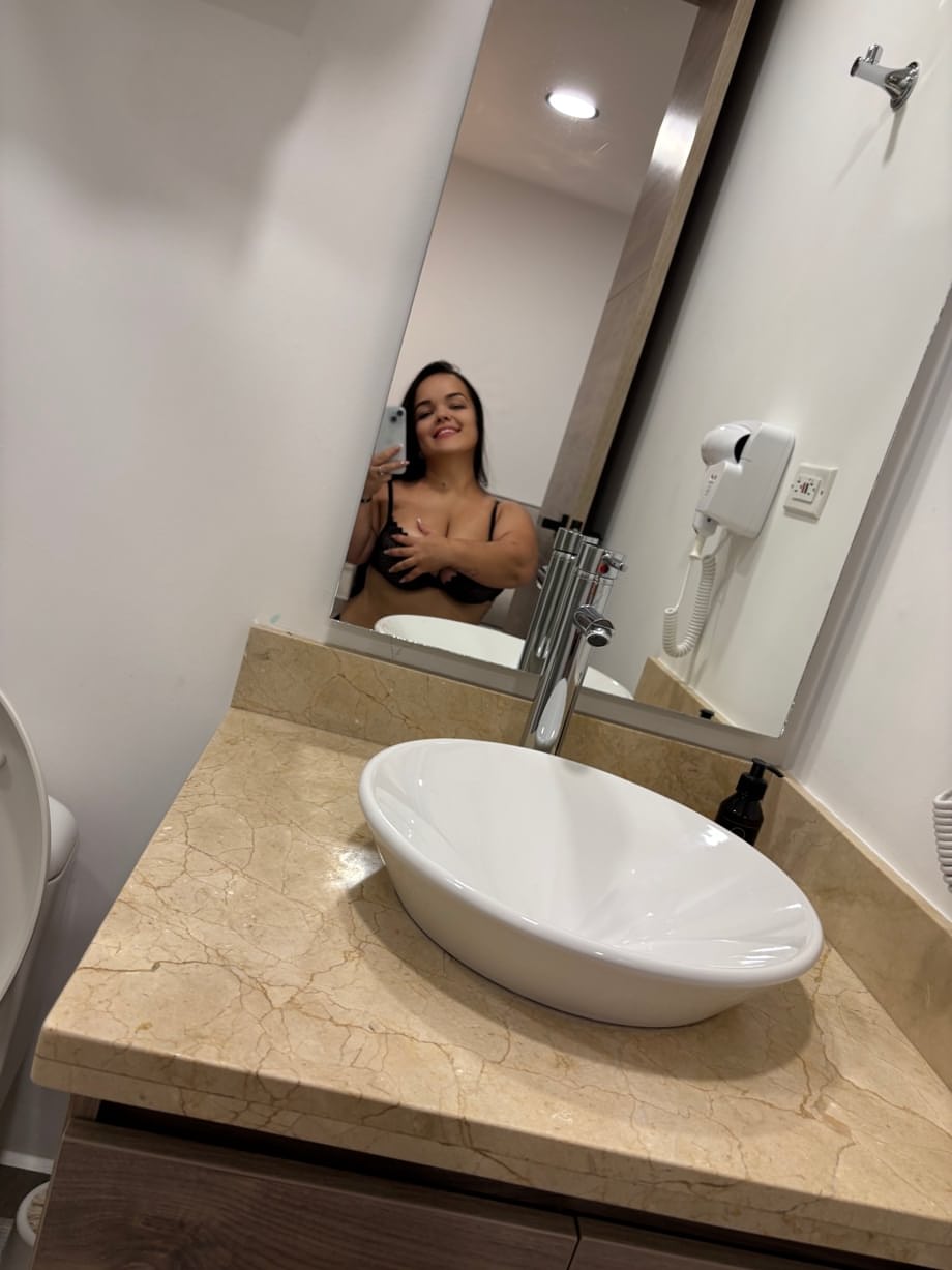 Julieta détrempe ses courbes juteuses dans une lingerie diaphane trempée pendant un strip-tease sous la douche - 14