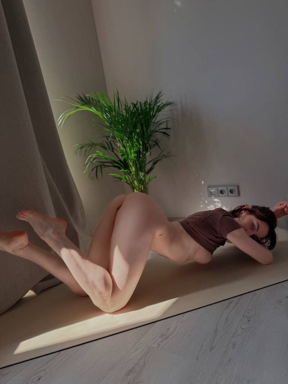 Camilla enlève tous ses vêtements de sa silhouette svelte, se retrouvant entièrement nue, posant de manière provocante lors d'une séance de masturbation en solo. - 15