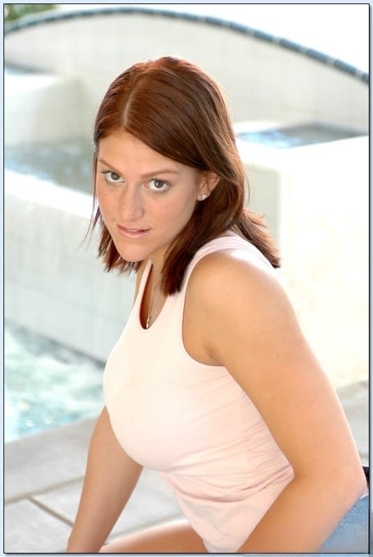 Eve Lawrence exponiendo sus enormes tetas y su cuerpo curvilíneo junto a la piscina - 1