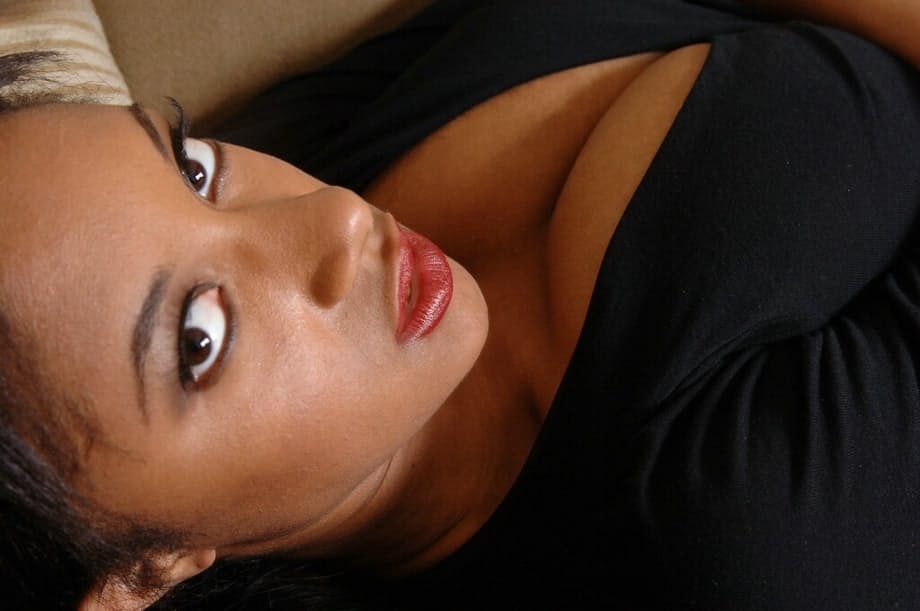 Tyra Moore qui dévoile ses seins massifs et taquine sa chatte au miel dégoulinant - 2