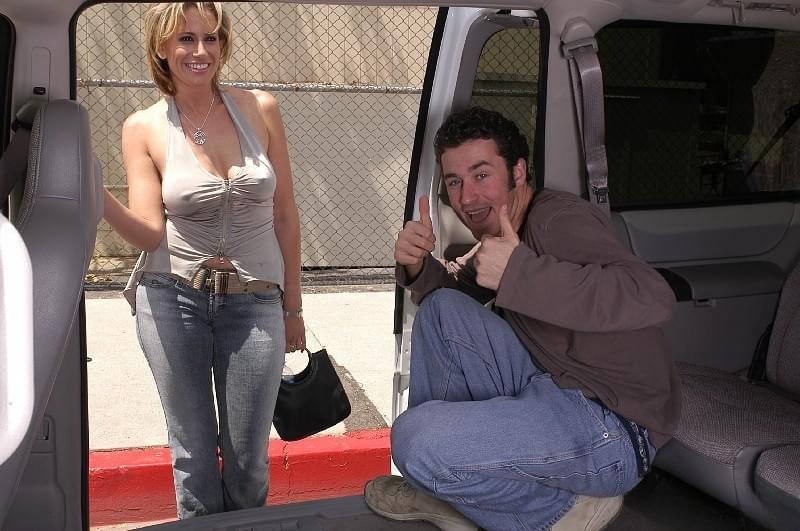Kylie Worthy es engañada por una polla palpitante para una mamada vaporosa en el asiento trasero - 5