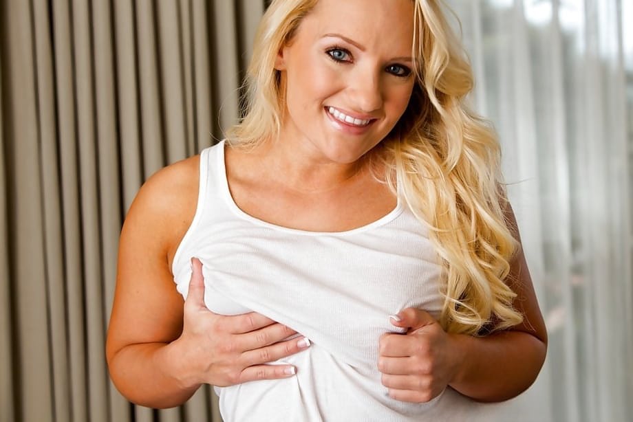 Cali Carter: rubia sonriente abriéndose con medias mientras se baja un tanga diminuto - 6