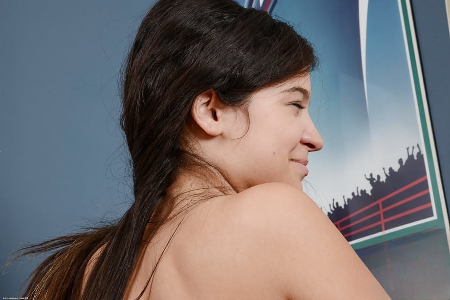 Annika Eve ofrece sus tetas grandes y su coño peludo para que los follen crudo hasta que los empapen. - 10