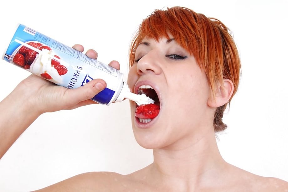 Lucy Bell in calze di pizzo produce sessioni di squirt cremose ultra-messy - 3