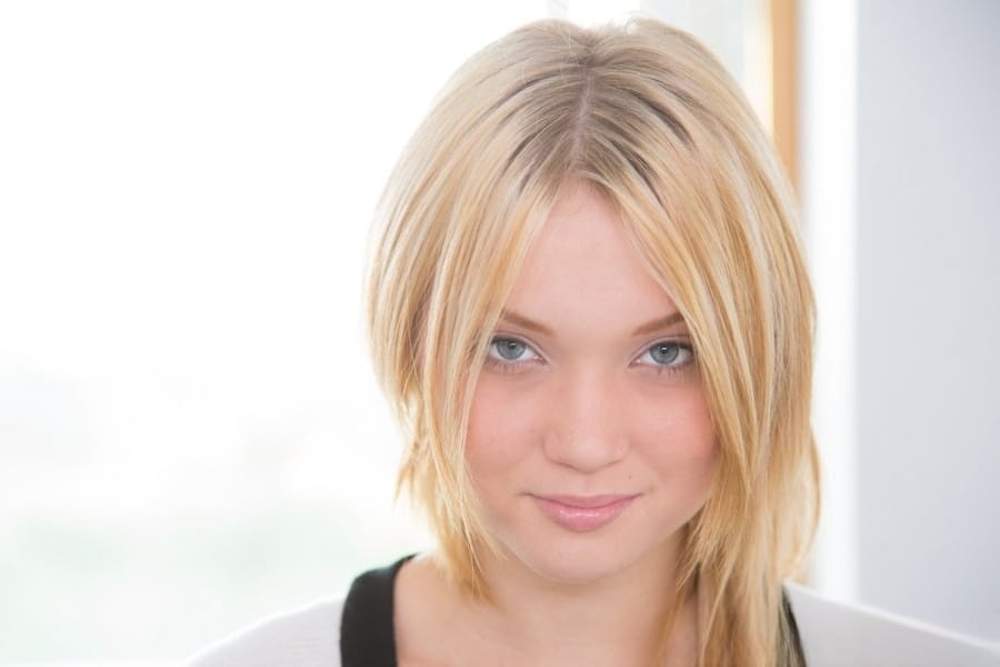 Dakota Skye dévoile ses petits seins et sa petite chatte rose avec une séduction fumante - 2