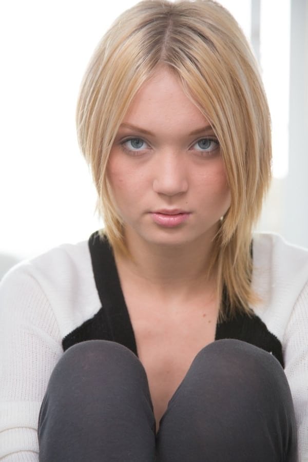 Dakota Skye dévoile ses petits seins et sa petite chatte rose avec une séduction fumante - 8