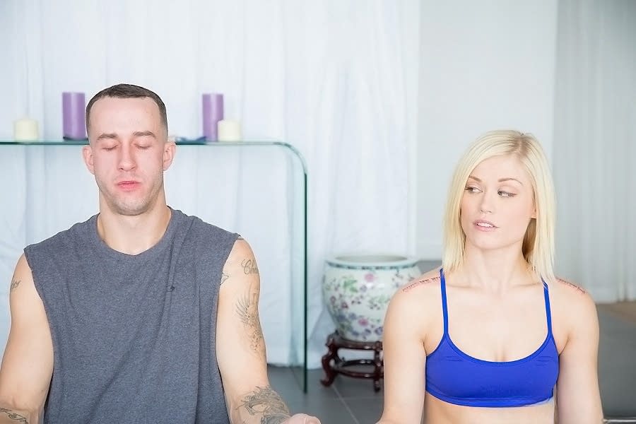 Presley Hart et Ash Hollywood s'empoignées sauvagement par d'énormes queues dans un plan cul déjanté toutes habillées - 1