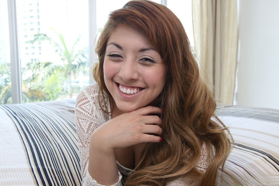 Courtney Loxx apre la sua figa succosa dopo aver mostrato le sue tette perfette - 5