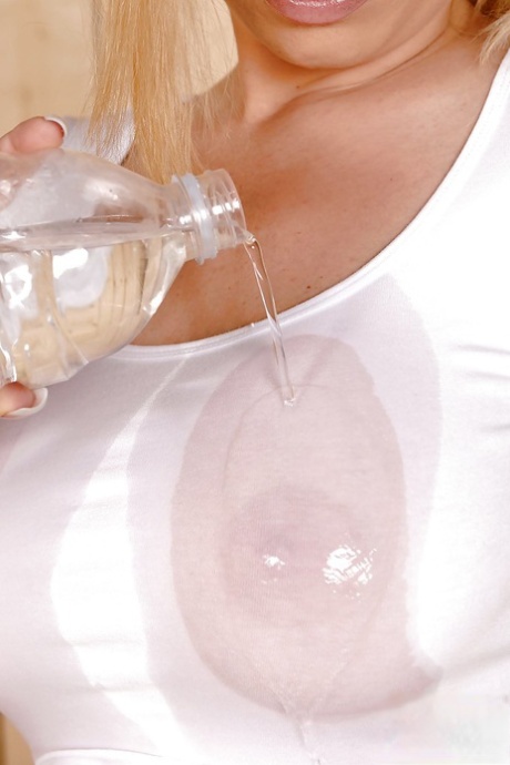 Donna Bell inzuppa sensualmente i suoi seni perfetti con rivoli d'acqua gocciolante - 7