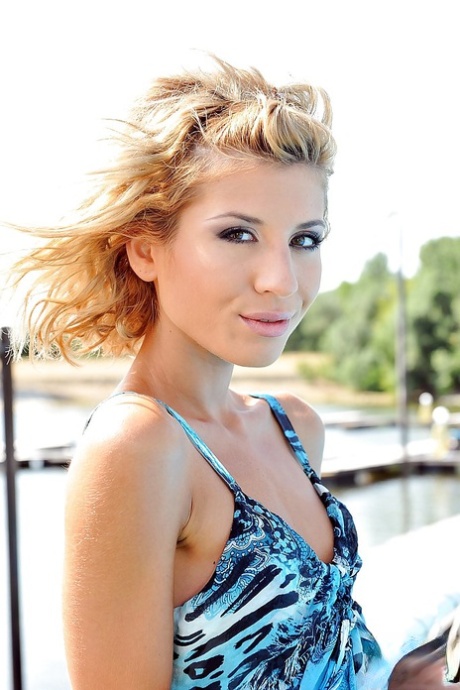 Ioana posa provocante all'aperto mostrando il suo corpo magro e le sue tette piccole - 2