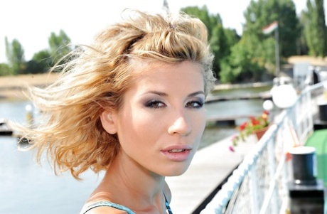 Ioana posa provocante all'aperto mostrando il suo corpo magro e le sue tette piccole - 4