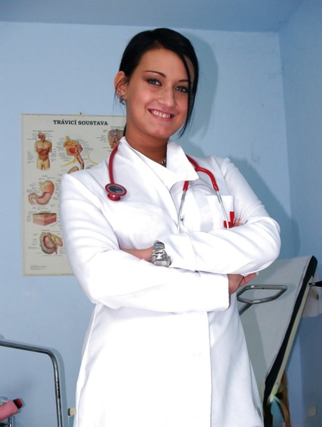Carmen Blue is a naughty doctor and she likes playing with pussy