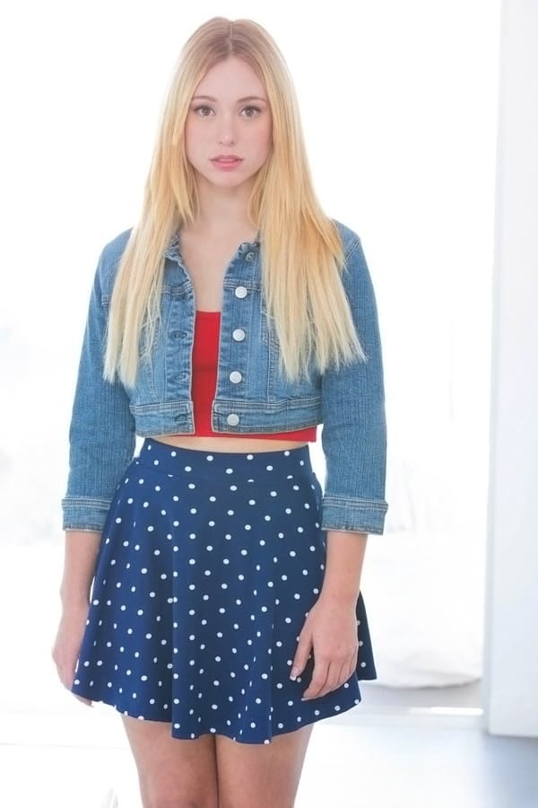 Blonde séduisante Lucy Tyler en train de taquiner sa chatte rasée et son trou du cul serré - 1