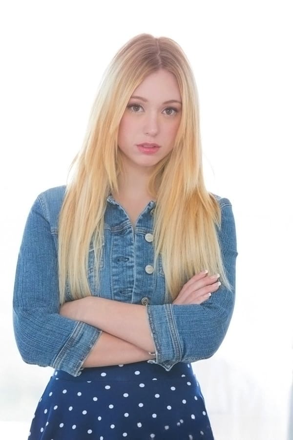 Blonde séduisante Lucy Tyler en train de taquiner sa chatte rasée et son trou du cul serré - 2