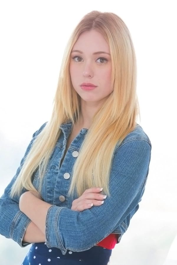 Blonde séduisante Lucy Tyler en train de taquiner sa chatte rasée et son trou du cul serré - 3