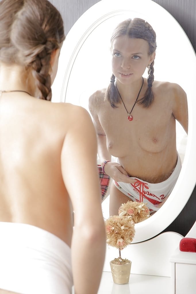 Carre, la svelte petite pute aux couettes, taquine sa lingerie bonbon - 7