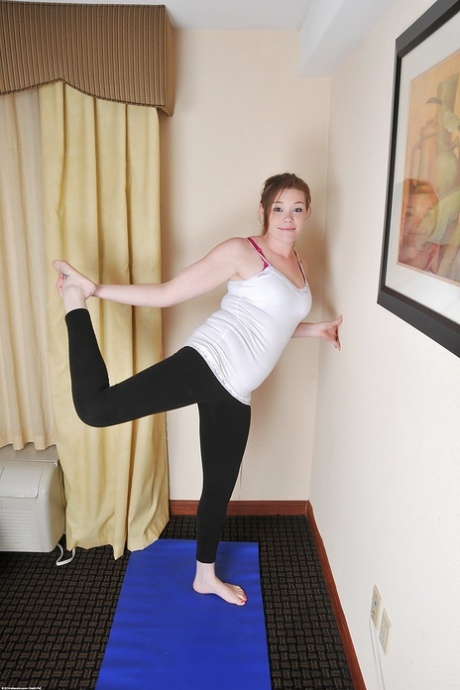 Sporty Margot strips from yoga pants seductively posing her athletic curves - 2