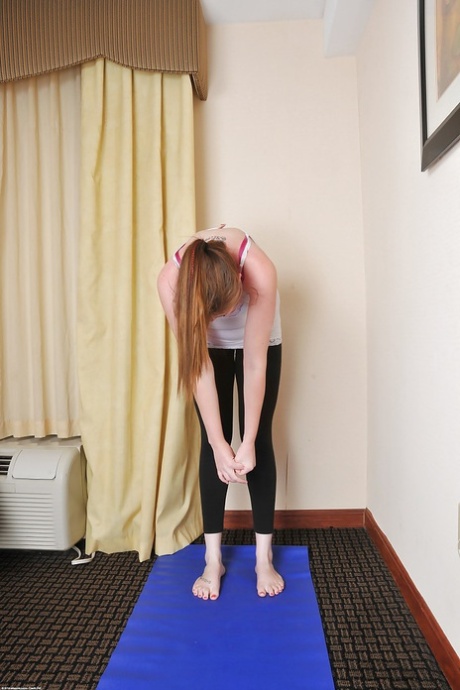 Sporty Margot strips from yoga pants seductively posing her athletic curves - 4