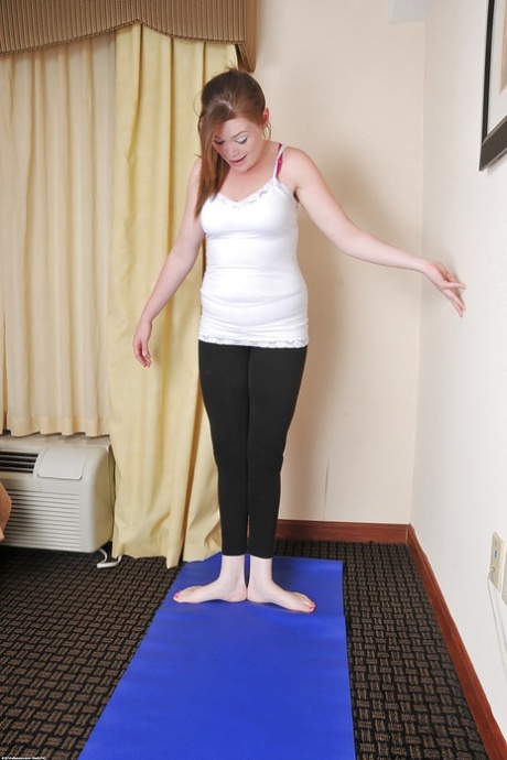 Sporty Margot strips from yoga pants seductively posing her athletic curves - 5