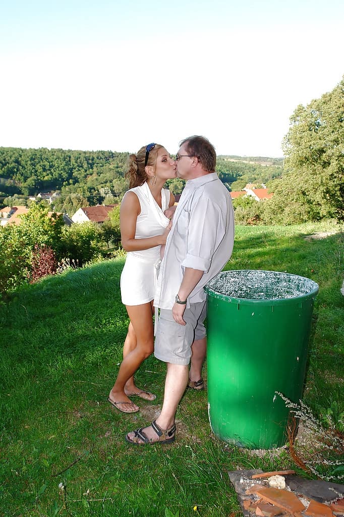 Rachel Evans' breathtaking outdoor blowjob erupts with a massive facial cumshot surprise - 2