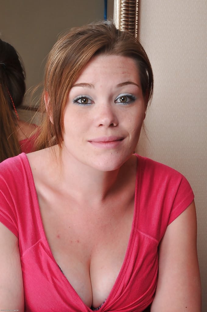 Amateur fatty Margot unleashes her massive floppy tits and opens her bald cunt invitingly - 2