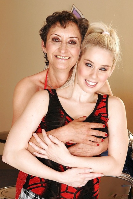 Marica se burla mientras la joven lesbiana y la madura diosa exponen sus coños juntas - 7