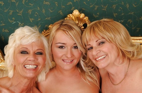 Orhidée et deux MILFs passionnées se dévorent mutuellement tandis qu'une jeune coquine les observe, le désir à son comble. - 9